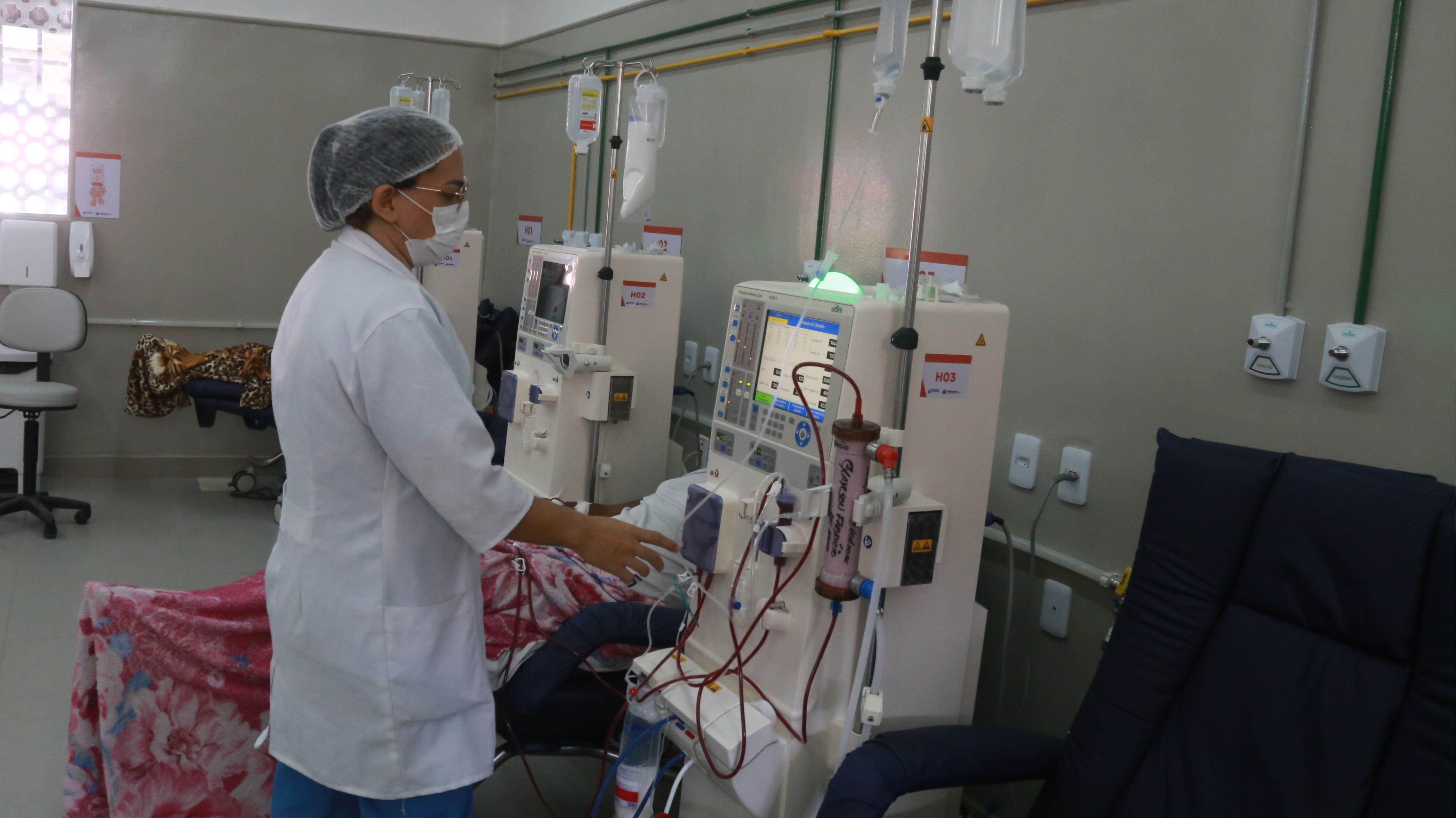 Com capacidade para realizar mais de duas mil sessões por mês, o centro funciona em três turnos e também atende pacientes internados na unidade hospitalar